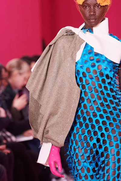 Look 16